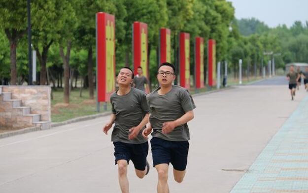 超走心!班长制作成长同学聚会纪念册送老兵